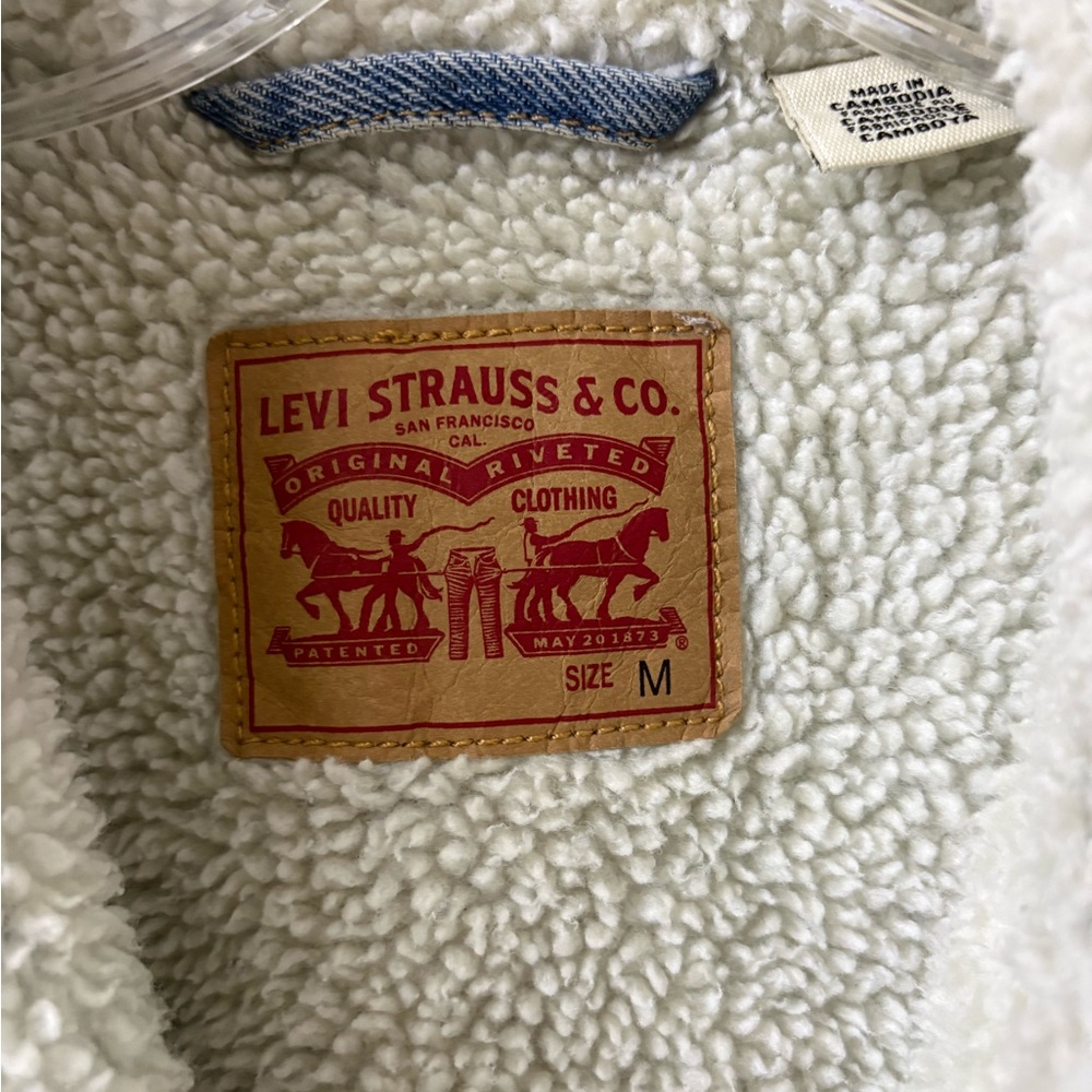 ⭐️FLASH SALE⭐️
Levi's Classic Blue Denim Jacket with Sherpa Lining - Picture 6 of 6